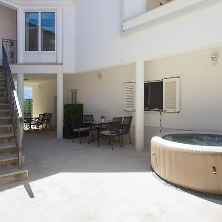 1 Bedroom Beautiful In