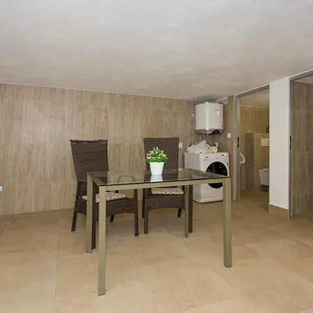 1 Bedroom Beautiful In Apartamento